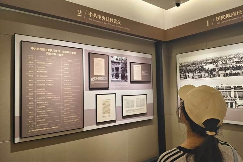 同学们学习中共中央在鄂历史（孙嘉仪摄）