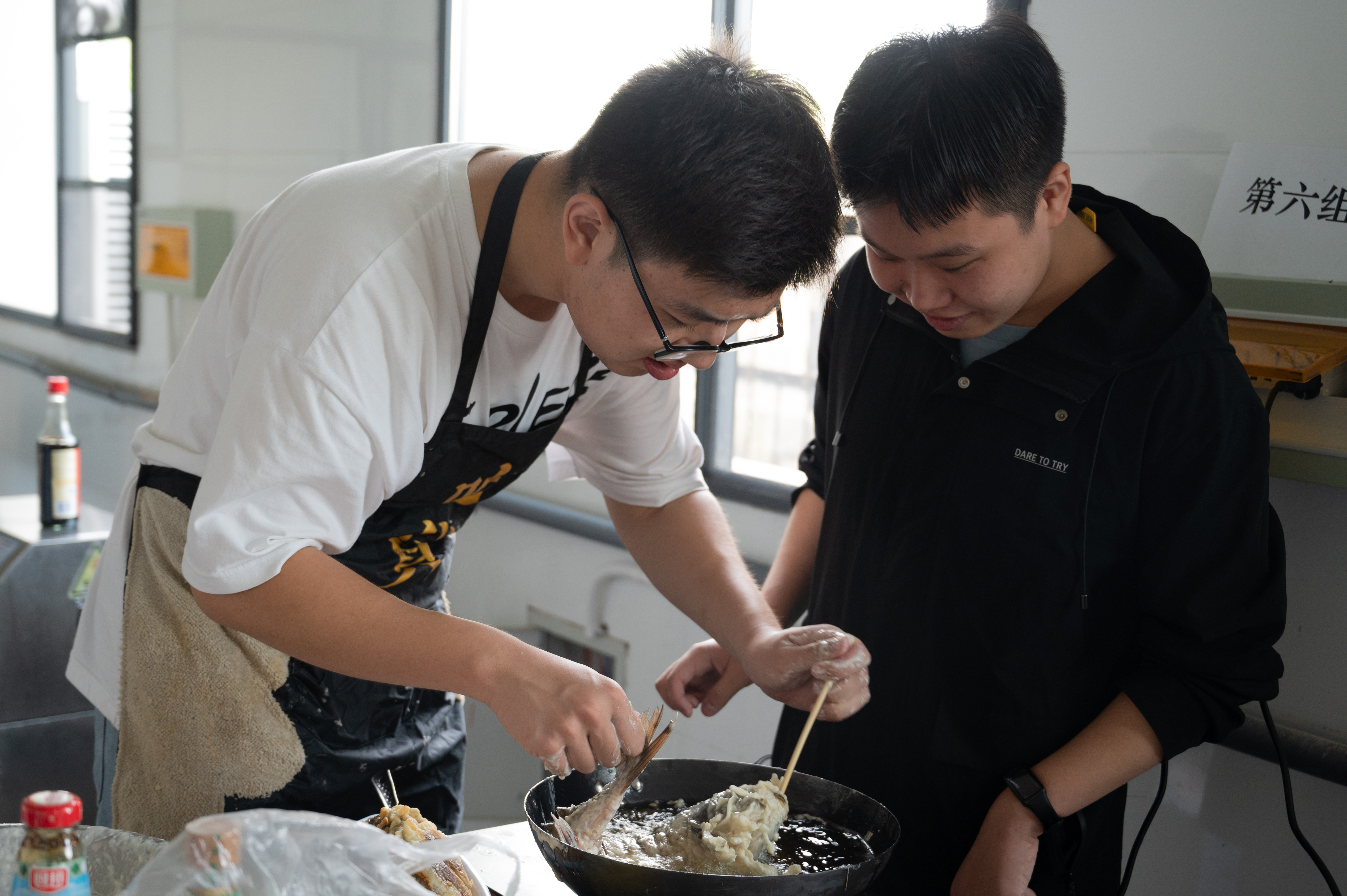 参赛选手合作(学通社记者 梁雨霏 摄)